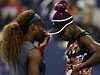 Sestry Serena (vlevo) a Venus Williamsovy si podávají ruce