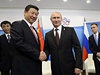Stisk rukou peetí spojenectví: Vladimir Putin s hlavou íny Si in-pchingem...