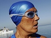 tyiaedesátiletá americká vytrvalostní plavkyn Diana Nyadová se stala prvním lovkem, který peplaval z Kuby na Floridu bez klece proti ralokm. 