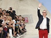 Sám návrhá. Tommy Hilfiger zdraví publikum New York fashion week.