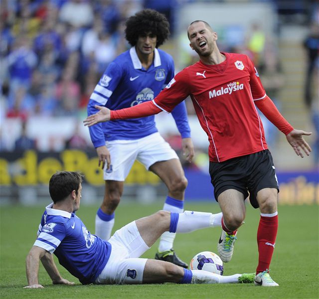 Fotbalista Evertonu Marouane Fellaini (vlevo) a Matt Connolly z Cardiffu City