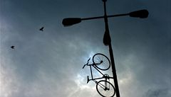 Cyklist, kte zemeli v ulicch msta, maj v Praze pomnk