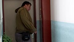 Leon a Vadim zkou�í, zda jim dlu�níci otev�ou.