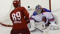 P�ípravný hokejový zápas Slavia Praha - Lev Praha. Úto�ník Slavie Vladimír R��i�ka st�ílí gól. Vpravo je branká� Lva Petri Vehanen