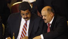 Venezuelský ministr financí Nelson Merentes (vpravo) a prezident zem Nicolás Maduro