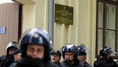 Poádková policie hlídá dvojjazynou ceduli 