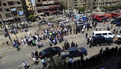 Káhi�ané se shroma��ují na míst�, kde do�lo k atentátu na ministra vnitra Muhammada Ibrahíma