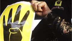 �len Muslimského bratrstva s plakátem zobrazujícím �ty�i vzty�ené prsty, symbol solidarity s ob�mi sprnového vládního zásahu proti Mursího stoupenc�m
