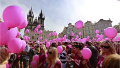 Panoráma Staroměstského náměstí lemují balónky.