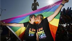 Gay pochod EuroPride 2013 v Marseille - i tady se líbalo o sto �est.