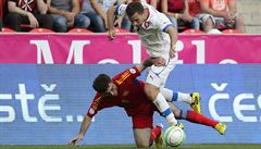 Arménský zálo�ník Karlen Mkrt�jan (vlevo) a zálo�ník �eské reprezentace Josef...