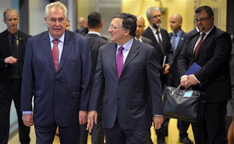 Prezident Milo Zeman (vlevo) se setkal v Bruselu s pedsedou Evropské komise José Barrosem. 
