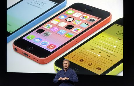 Phil Schiller prezentuje nový iPhone 5C.