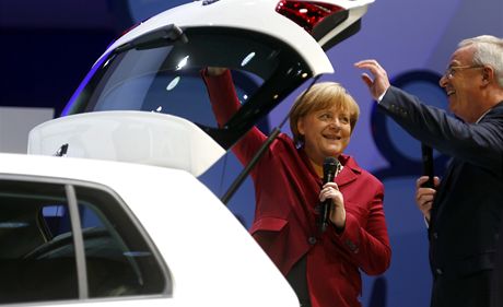 editel Volkswagenu Martin Winterkorn obdivuje s kanclkou Merkelovou prostorn kufr e-golfu.