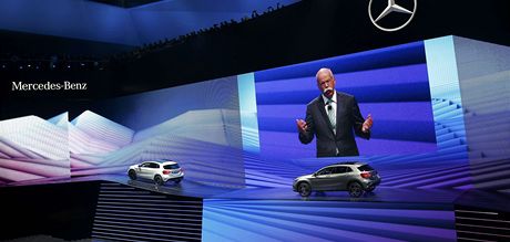 Pedstavitel firmy Daimler Dieter Zetsche pedstavil nový terénní vz pi impozantní prezentaci. 