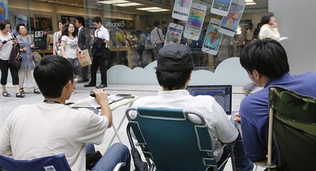 Japonci u ekají ve front na novou adu iPhonu.