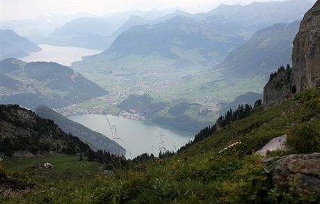 Pohled z hory Pilatus na Lucern a pilehlé jezero.