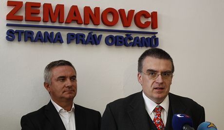 V ele praské kandidátky je Zdenk ák, vedle nj stojí Vratislav Myná. 