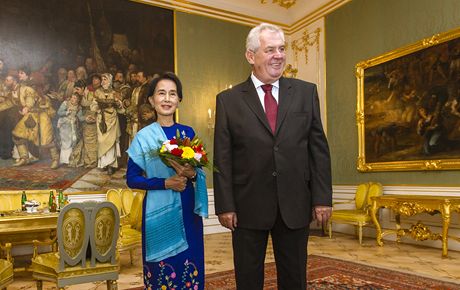 Prezident Zeman pijal na Hrad barmskou nobelistku Su ij.