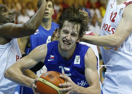 eský basketbalista Jan Veselý v zápase reprezentace proti Polsku