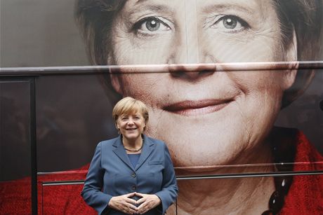 Angela Merkelová stojí ped volebním autobusem její CDU v Berlín.
