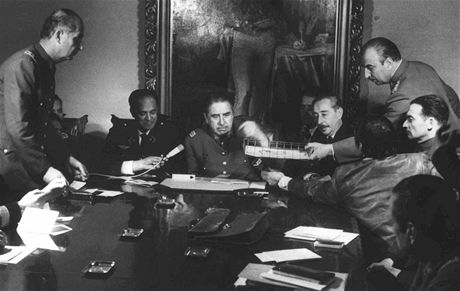 Augusto Pinochet (uprosted) s leny svého vojenského tábu (záí 1973)