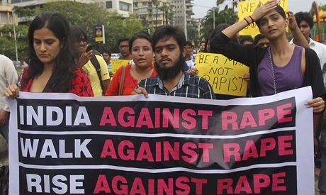 Indové protestují proti sexuálnímu násilí páchaném na enách.