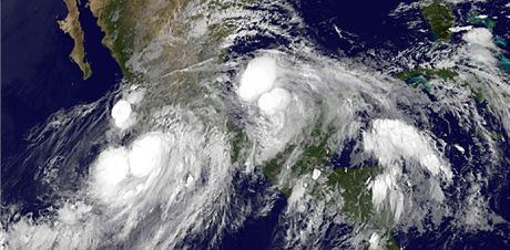 Satelitní snímek zachycuje hurikán Ingrid v Mexickém zálivu a tropickou boui Manuel, je se k Mexiku blíí od západu