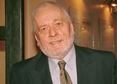 Reisér a spisovatel Zdenk Poíval na archivním snímku z roku 2003