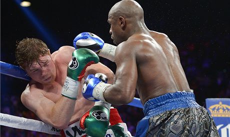 Floyd Mayweather proti Alvarezovi.