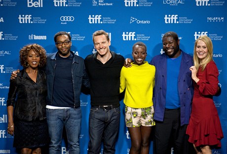 Herečka Alfre Woodard, herci Chiwetel Ejiofor, Michael Fassbender, Lupita Nyong'o, režisér Steve McQueen a herečka Sarah Paulson 