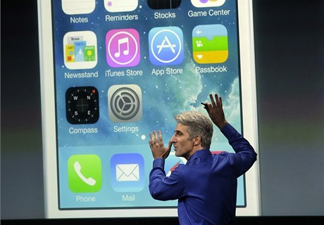Craig Federighi prezentuje svj nový operaní systém iOS 7.  