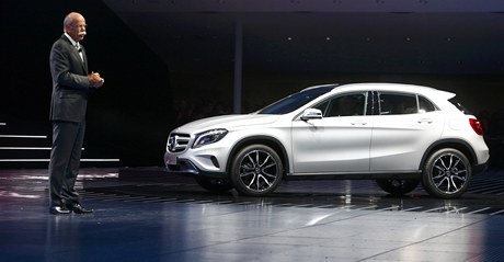 Pedstavitel firmy Daimler Dieter Zetsche prezentuje nový SUV Mercedes GLA. 