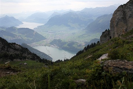 Pohled z hory Pilatus na Lucern a pilehlé jezero.
