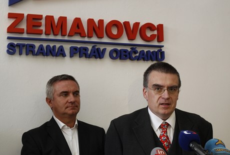 V ele praské kandidátky je Zdenk ák, vedle nj stojí Vratislav Myná. 