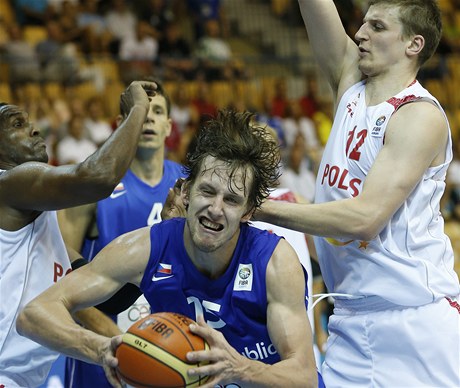 Český basketbalista Jan Veselý v zápase reprezentace proti Polsku
