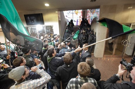 Demonstranti pi potyce s policií