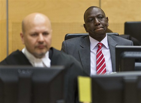 William Ruto (vpravo) v soudní místnosti