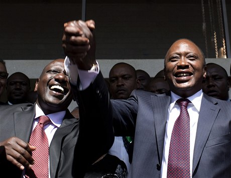 Keský viceprezident William Ruto (vlevo) a prezident Uhuru Kenyatta. Mezinárodní trestní soud v Haagu viní oba politiky ze zloin proti lidskosti