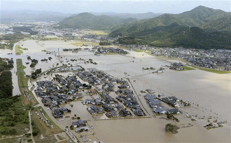 Následky tajfunu v Japonsku (ilustraní fotografie).