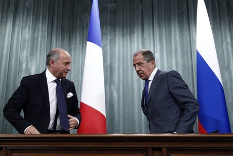 Ruský ministr zahranií Sergej Lavrov (vpravo) se svým francouzským protjkem Laurentem Fabiusem 