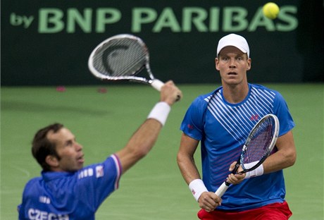 Tomáš Berdych a Radek Štěpánek během čtyřhry při semifinále Davis Cupu.