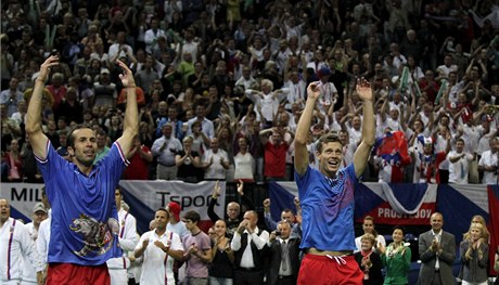 Radek Štěpánek a Tomáš Berdych slaví postup do finále Davis Cupu.