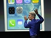 Craig Federighi prezentuje svj nový operaní systém iOS 7.  