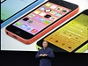 Phil Schiller prezentuje nový iPhone 5C.