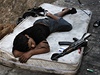 Mladý mu, len syrské svobodné armády, spí na matraci v ulicích msta Aleppo.