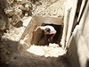Mu vylézá z úkrytu. Fotografie byla poízena v nejlidnatjím syrském mst Aleppu. 