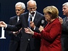 Nmecký ministr dopravy Peter Ramsauer a kancléka Angela Merkelová se pi zahajování frankfurtského autosalonu baví. 