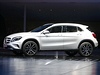 Pedstavitel firmy Daimler Dieter Zetsche prezentuje nov SUV Mercedes GLA. 