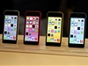 Barevné varianty telefonu iPhone 5C.